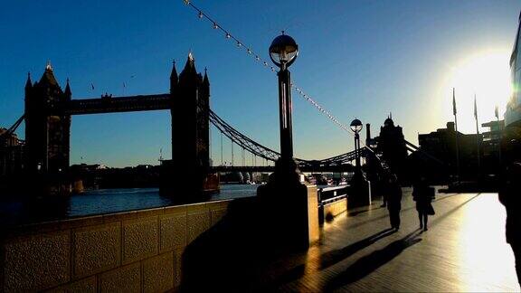 慢镜头伦敦上班族早晨和塔桥一起散步