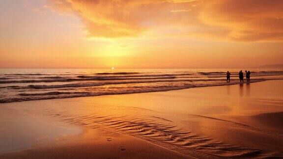 大西洋葡萄牙丰特达泰尔哈海滩的日落