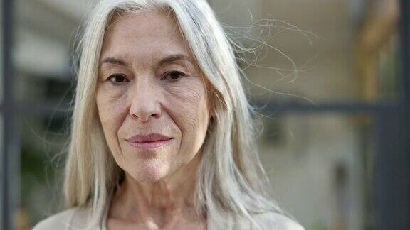 户外肖像60年代中期的妇女与长灰色头发