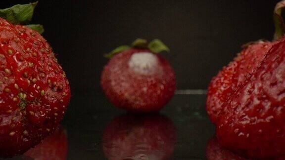 微距滑块穿过腐烂的草莓