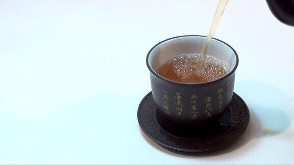 倒中国红茶