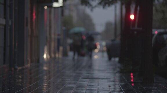 雨夜铺成的街道的模糊景象