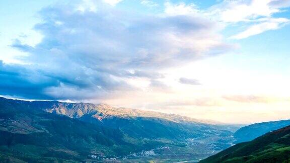 在蓝天的映衬下延时拍摄美丽的七彩山和山脉