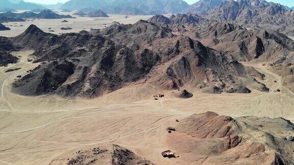 俯瞰撒哈拉沙漠沙漠山脉木贝都因人的房子金沙