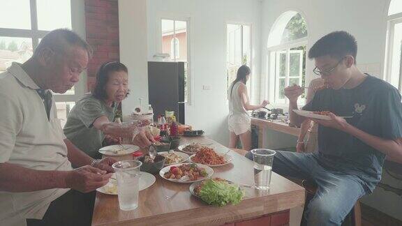 东南亚人与家人在暑假期间共进晚餐