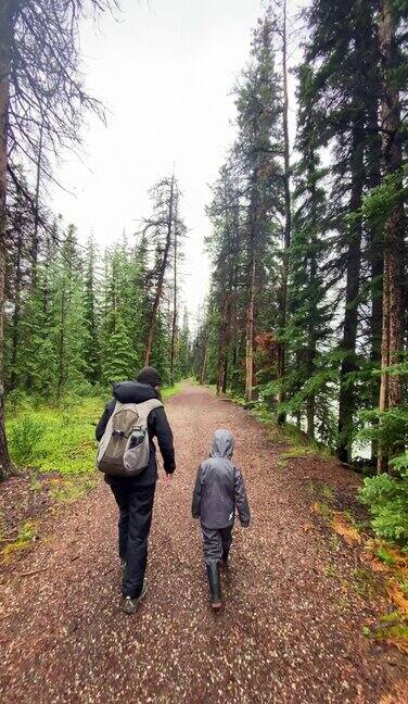 下雨天家庭徒步旅行贾斯珀加拿大