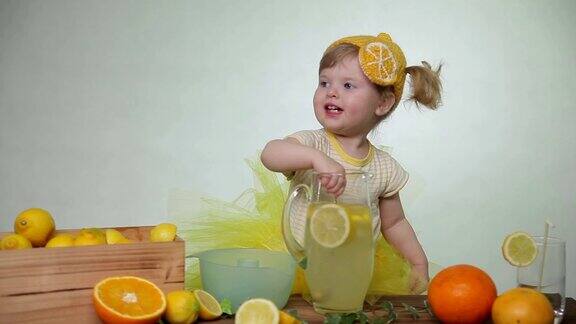 女孩做柠檬水