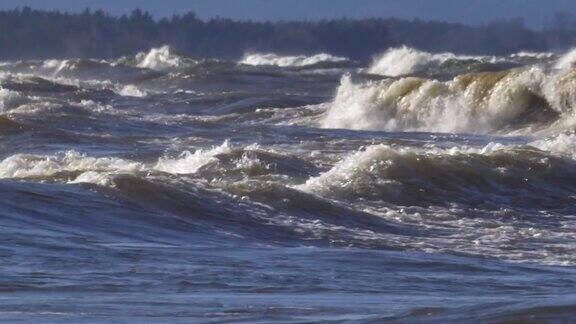 在波兰格但斯克的暴风雨天气中波罗的海的巨浪