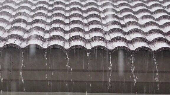雨水从屋顶上落下来