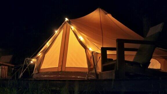 帐篷里有灯和木椅晚上露营