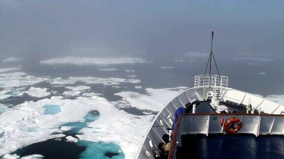 破冰船穿过北极的冰