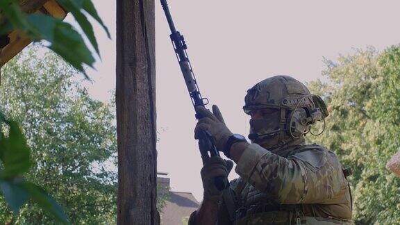 面目模糊的男性士兵在准备军事演习或战斗时戴着防护头盔巴拉克拉瓦面具将喇叭固定在机枪上并瞄准乌俄战争