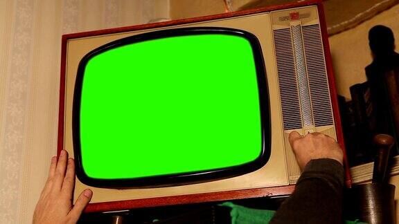 旧电视与绿色屏幕复古电视在一个旧内部与绿色屏幕