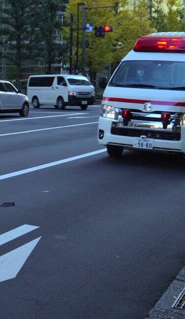 日本东京市中心的救护车