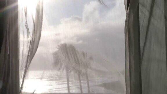 透过窗帘的门可以看到远处的大海
