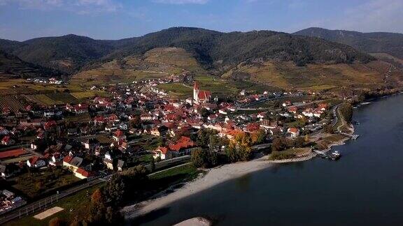 在德瓦肖镇和葡萄园的Weisenkirchen的空中全景图瓦山谷奥地利