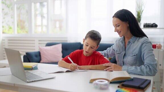 男生在妈妈的帮助下做作业家长支持教育