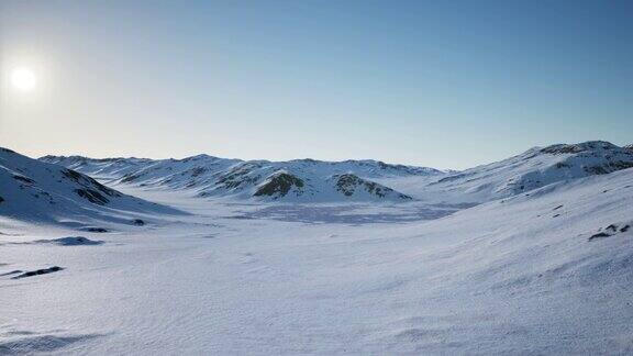 南极洲雪山和冰岸的空中景观