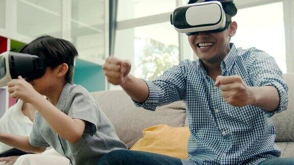 快乐的父母和儿子在家里玩虚拟现实模拟器驾驶游戏