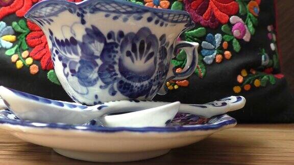 俄罗斯传统格热尔风格的茶杯、茶碟和茶匙