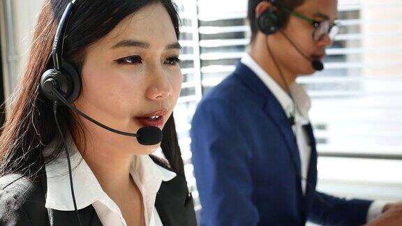 年轻的亚洲女性接线员接听电话客户服务