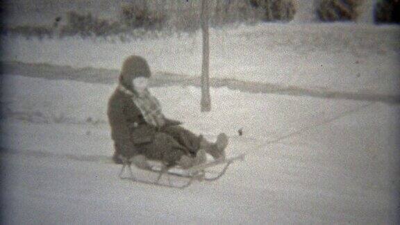 1938年:爸爸拉着女儿在院子里玩冬季雪橇