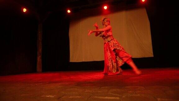 一名爪哇舞者在跳传统舞蹈时随着节奏舞动身体