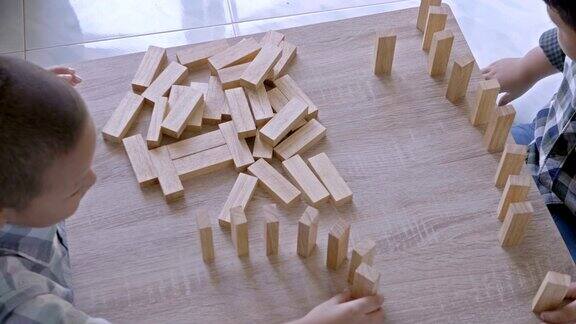 亚洲男孩在家里玩积木游戏