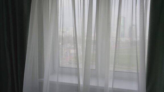 客厅窗户上挂着白色透明窗帘