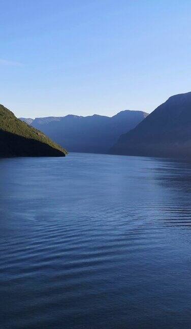 平静放松的挪威峡湾