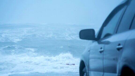 停在海边的车看着暴风雨般的海洋