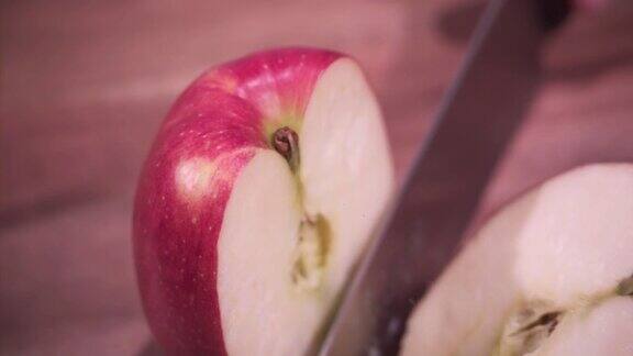 红苹果分成两半(超级慢镜头)