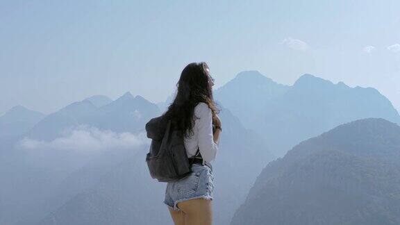 美丽的年轻游客女孩背包山