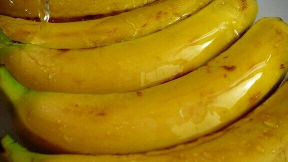 洗香蕉缓慢的运动