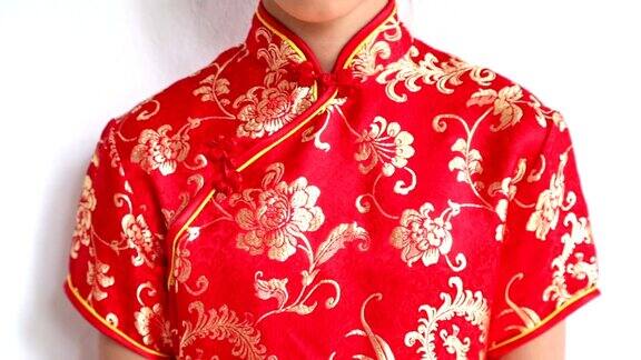 春节快乐微笑的亚洲女孩拿着红包