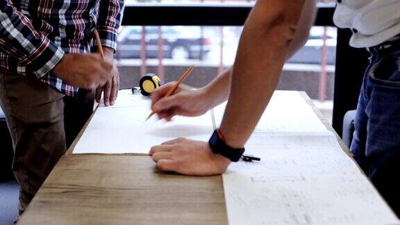 两名建筑工程师在办公室绘制图纸