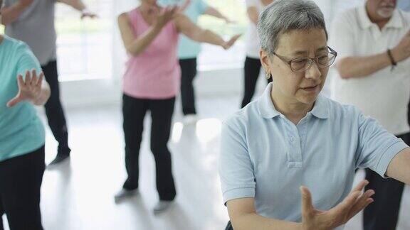 老年人打太极拳