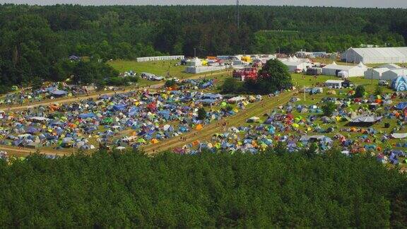 音乐节的露营地绿色的田野和森林鸟瞰图