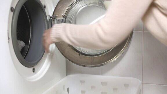 使用织物柔顺剂洗衣服闻起来很香倒一些洗衣液在衣服上然后放进洗衣机