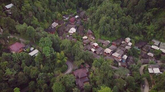 鸟瞰图:大森林上的小村庄MaeKamPhong村Maeon清迈省