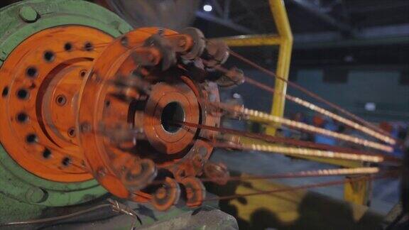混合器铜线工厂里的机器混合铜丝生产电缆的工厂铜电缆的特写