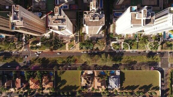 无人机俯瞰一座城市的豪华住宅区