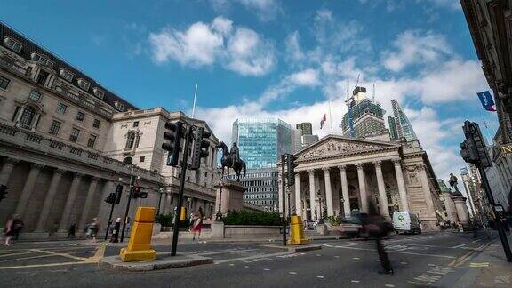 时光流逝:商人聚集在英国伦敦市中心的社会证券交易所银行站