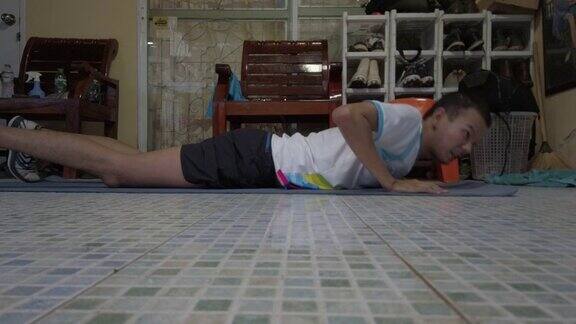 4K亚洲年轻人做跪俯卧撑锻炼在家锻炼