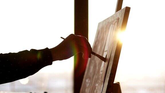 女性用放在画架上的帆布上的颜料手绘