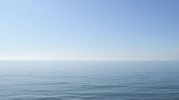 蔚蓝的地平线平静的大海蔚蓝的天空