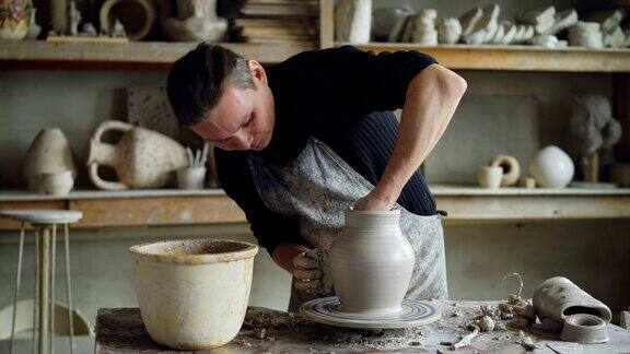 陶工用陶土塑造陶瓷花瓶