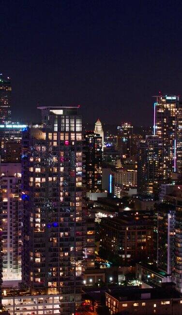 从威尼斯和菲格罗亚俯瞰洛杉矶市中心的夜晚灯光