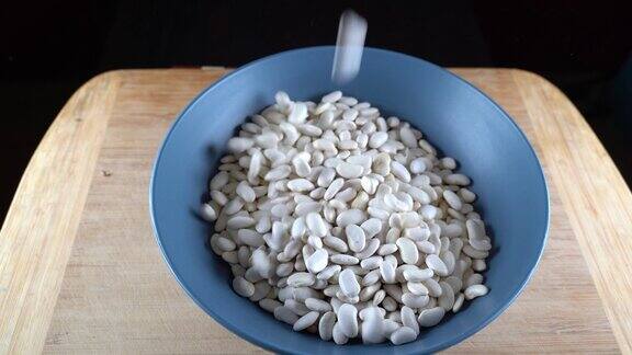 白豆落在桌上高蛋白食物