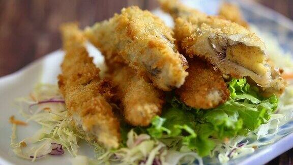 日本料理:油炸生鱼片配日式米饭干净的食物